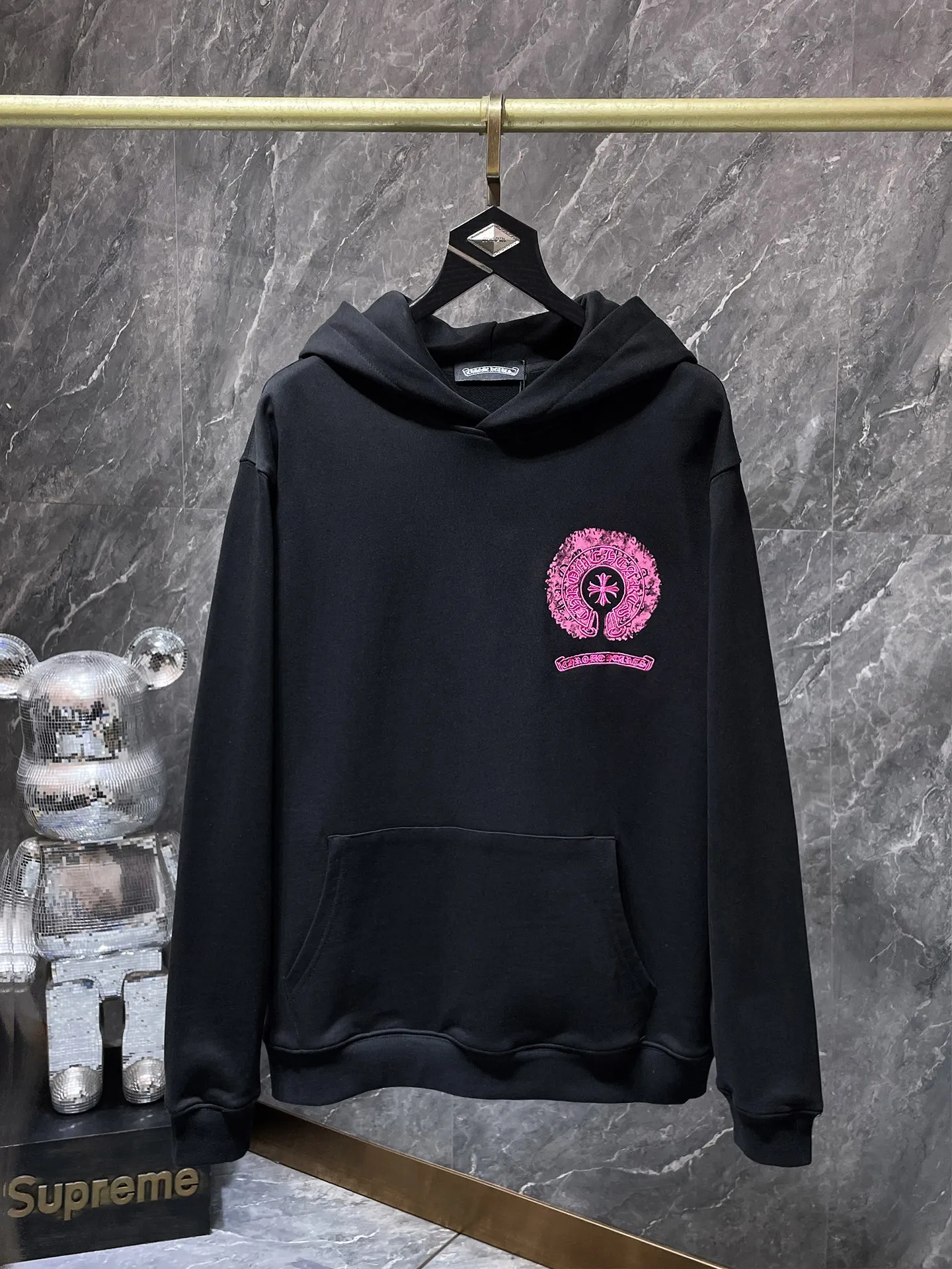 P250 Chrome Hearts Autumn and Winter 2025 Counter Synchronization Chrome Color Ghost Horseshoe Cross Embroidered Splash Ink Hat Sweatshirt Heavy Embroidery! Special stitching method. Improved customized version of 1:1 high-gram weight high-quality fabric. Recommended color: white, black. Size: S, M, L, XL